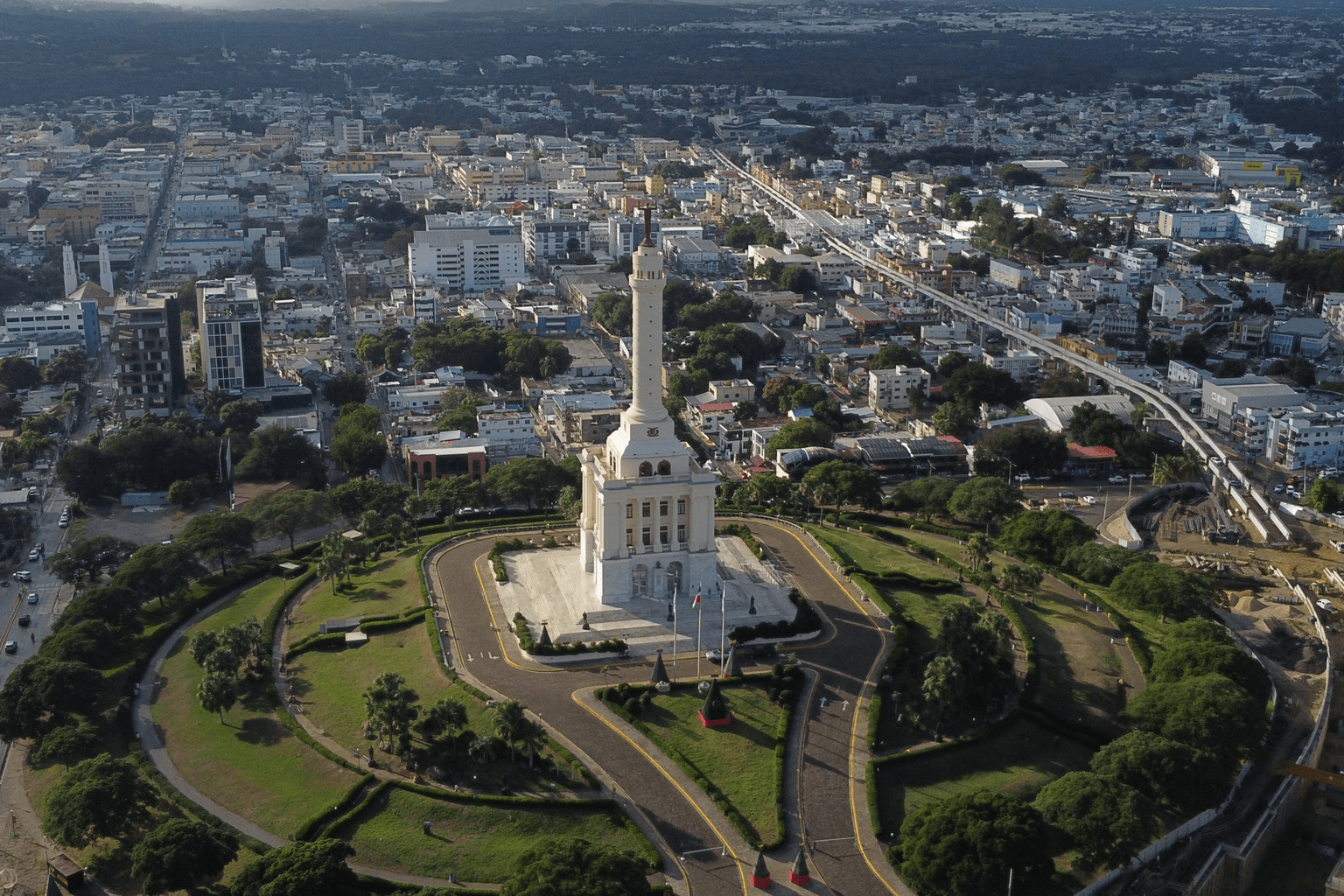 Vista aérea del Monumento a los Héroes de la Restauración rodeado por la ciudad de Santiago de los Caballeros.