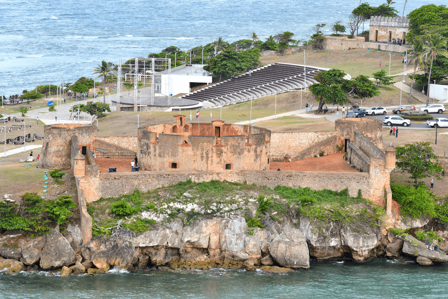 Fortaleza San Felipe en la costa atlántica de Puerto Plata, con La Puntilla y el océano al fondo.